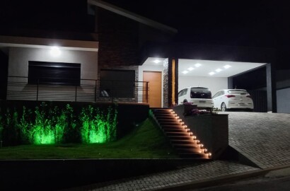 Ampla Residência Moderna com Área Gourmet e Piscina Iluminada em Terreno de 1.058m² Código 1128