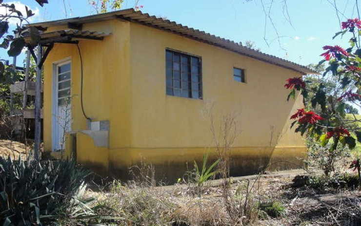 Sítio com casa, piscina, churrasqueira, pomar. localizado em Munhoz | código 256