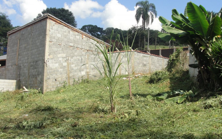 Chácara com casa, piscina, campo de futebol, pomar. localizada em Extrema MG | código 352