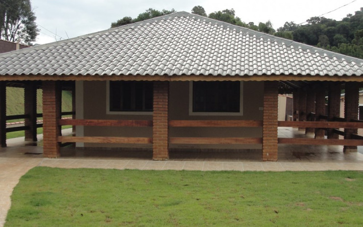 Chácara com casa, piscina, campo de futebol, pomar. localizada em Extrema MG | código 352