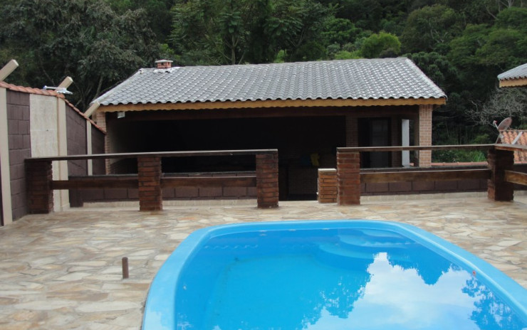 Chácara com casa, piscina, campo de futebol, pomar. localizada em Extrema MG | código 352