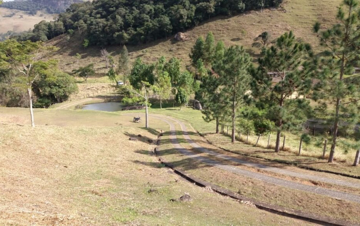 Sítio com, piscina, jacuzzi, baias, + casa de caseiro Localizado em Extrema MG | código 394