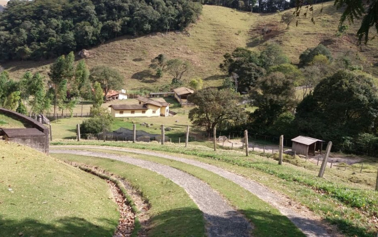 Sítio com, piscina, jacuzzi, baias, + casa de caseiro Localizado em Extrema MG | código 394