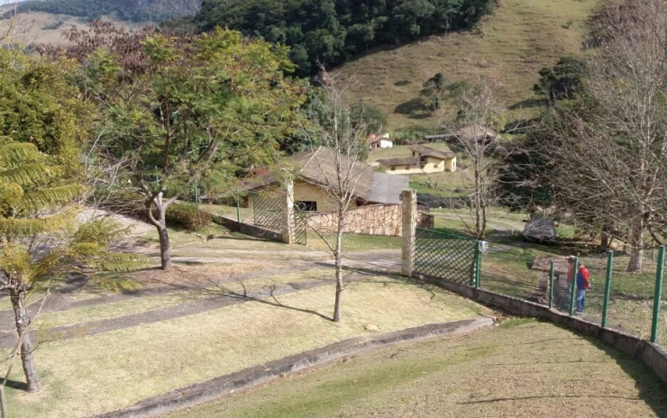 Sítio com, piscina, jacuzzi, baias, + casa de caseiro Localizado em Extrema MG | código 394