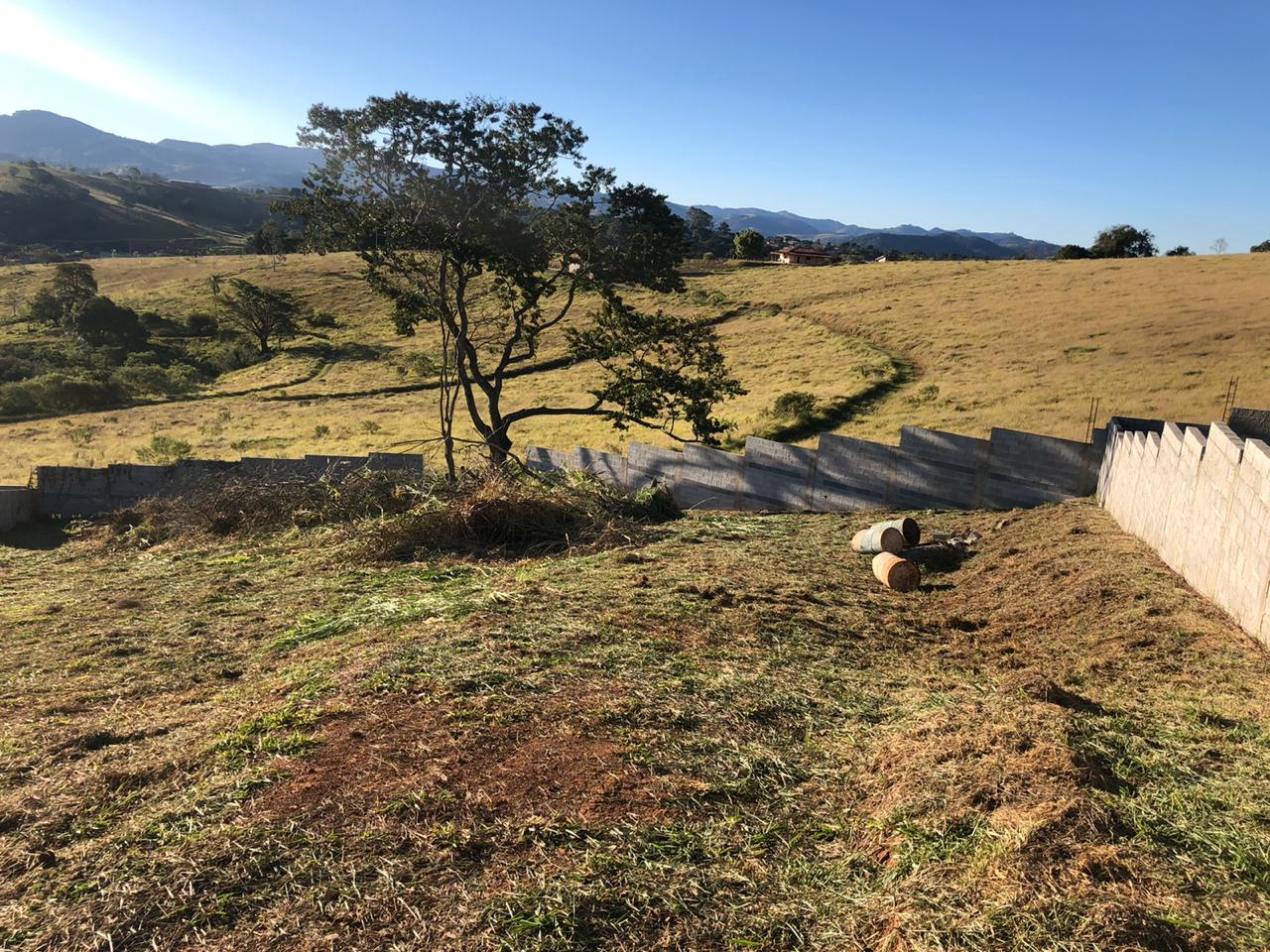 Lote em condomínio fechado com portaria, bem localizado. Local Extrema MG | código 563