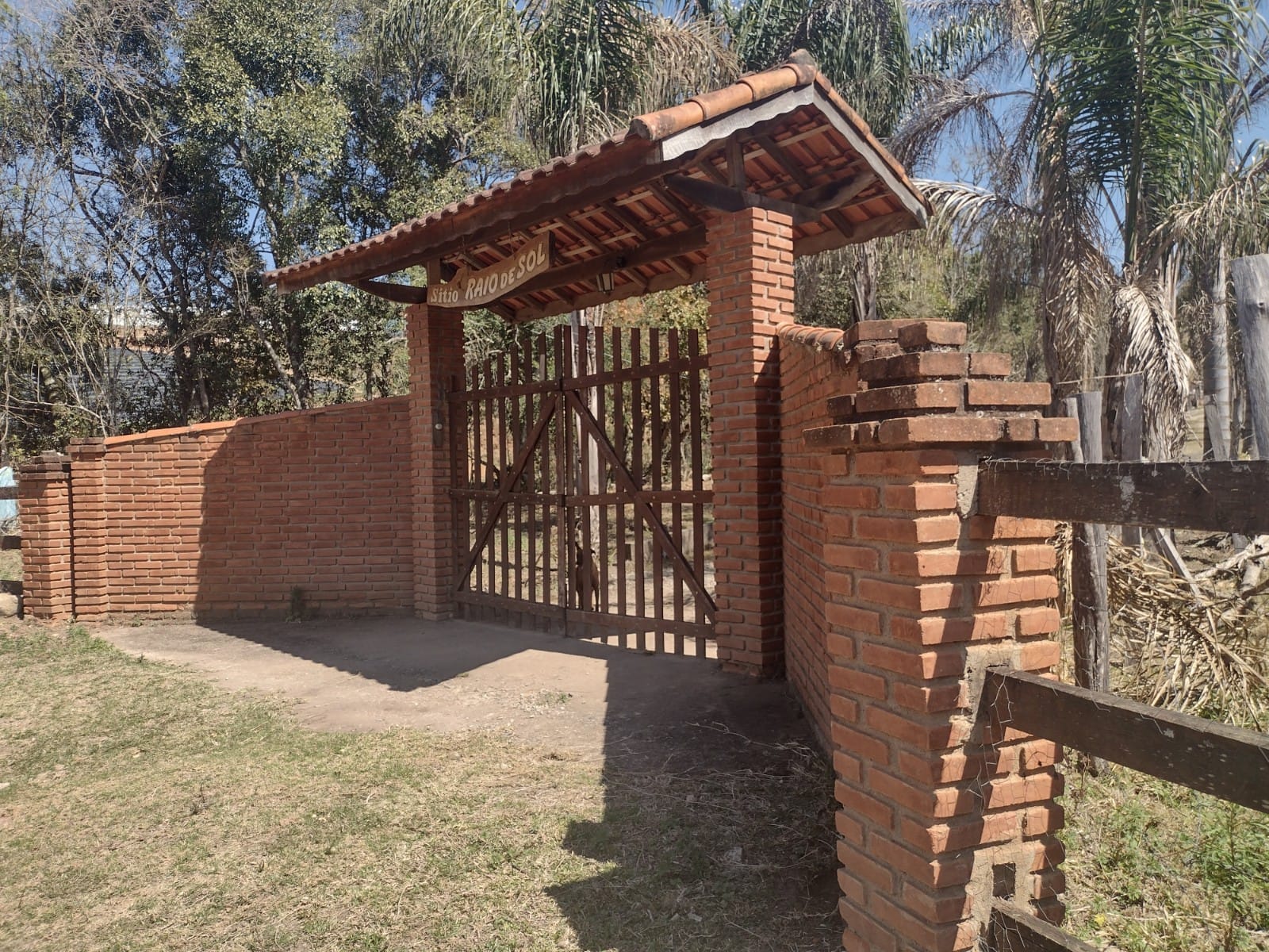 Sítio com: 3 tanques de peixe, vista panorâmica, casa sede | Munhoz - MG | código 779