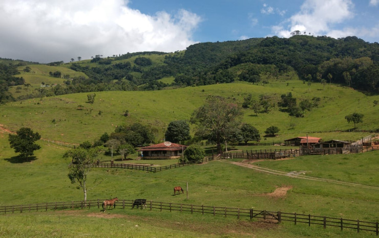 Fazenda com casa sede, casas de caseiro, lagos, cachoeira | Extrema - MG | código 805