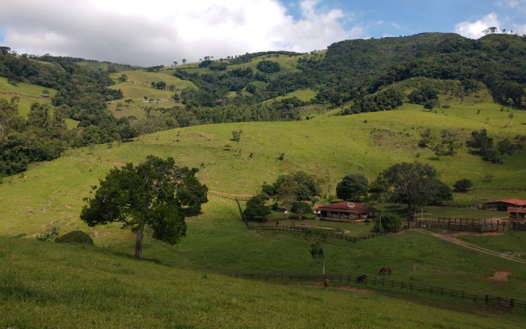 Fazenda com casa sede, casas de caseiro, lagos, cachoeira | Extrema - MG | código 805