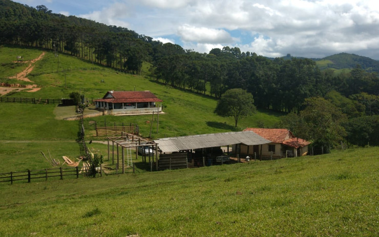 Fazenda com casa sede, casas de caseiro, lagos, cachoeira | Extrema - MG | código 805