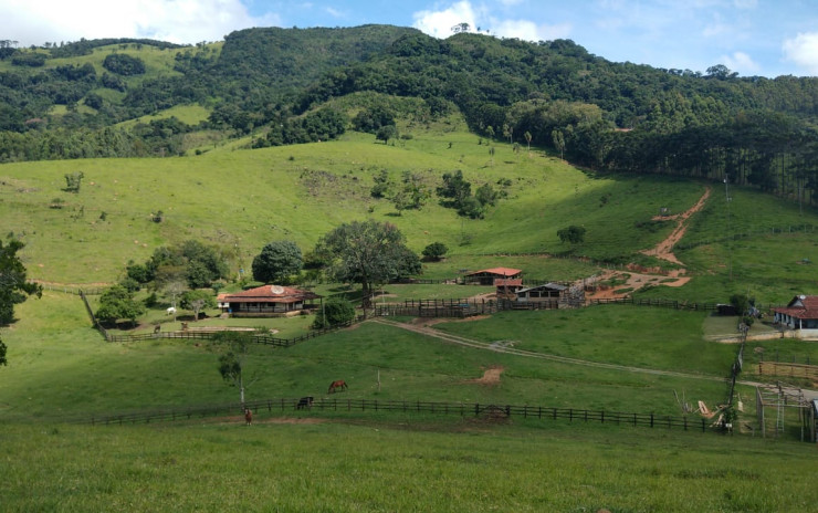 Fazenda com casa sede, casas de caseiro, lagos, cachoeira | Extrema - MG | código 805