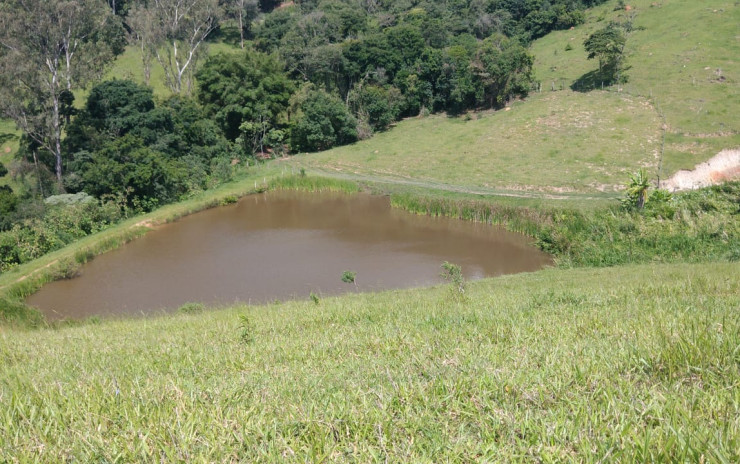 Fazenda com casa sede, casas de caseiro, lagos, cachoeira | Extrema - MG | código 805