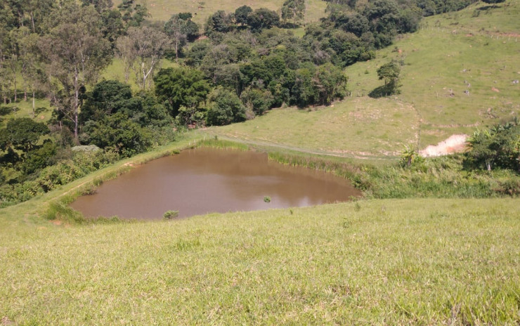 Fazenda com casa sede, casas de caseiro, lagos, cachoeira | Extrema - MG | código 805