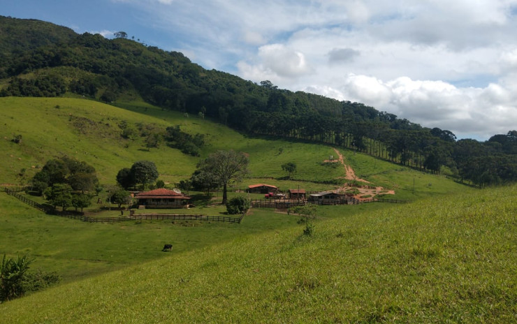 Fazenda com casa sede, casas de caseiro, lagos, cachoeira | Extrema - MG | código 805