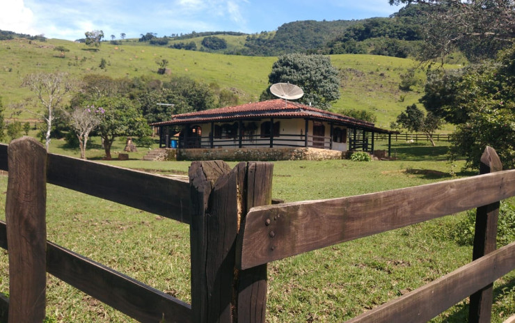 Fazenda com casa sede, casas de caseiro, lagos, cachoeira | Extrema - MG | código 805