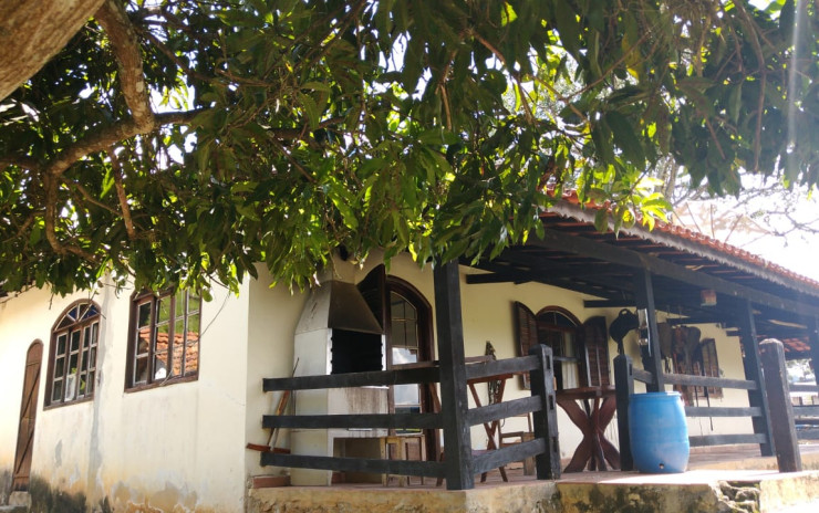 Fazenda com casa sede, casas de caseiro, lagos, cachoeira | Extrema - MG | código 805