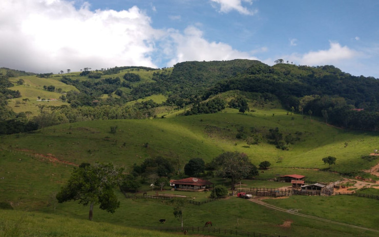 Fazenda com casa sede, casas de caseiro, lagos, cachoeira | Extrema - MG | código 805