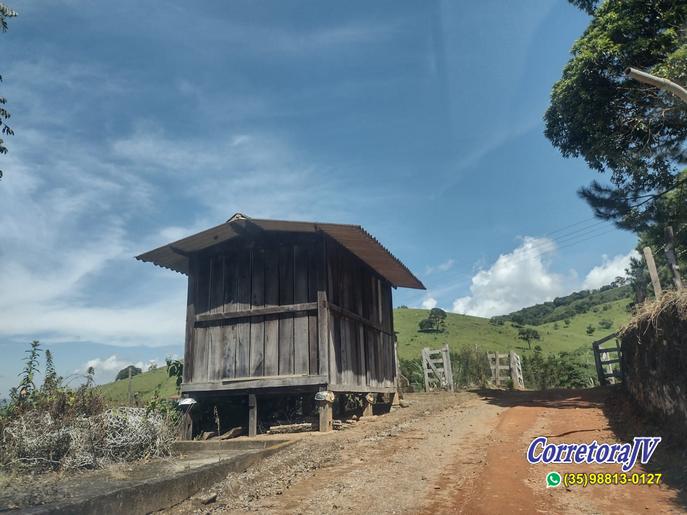 Linda Fazenda com casas. mais uma pousada para renda | Itapeva - MG  | código 957