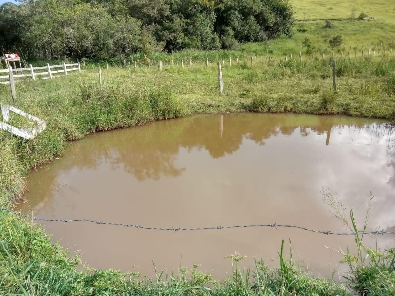 Chácara com  lago de peixes, casa com 3 quartos,  2 suítes, | Camanducaia - MG | código 883