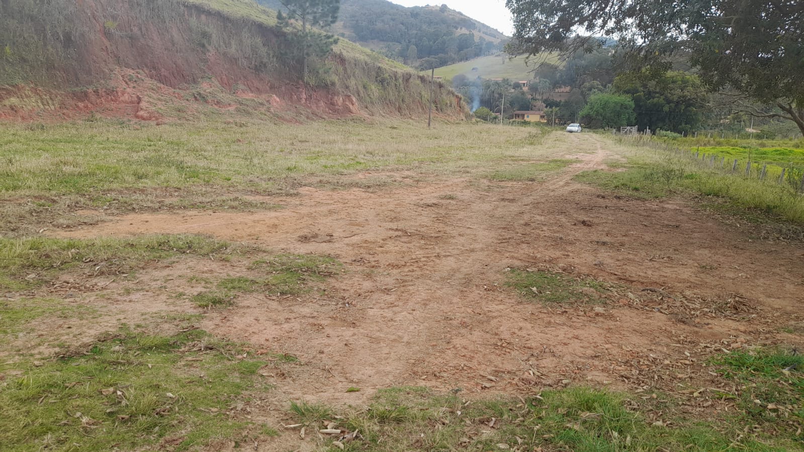 Sitio com represa grande, pouco aclive, curral, Em Toledo MG | código 896