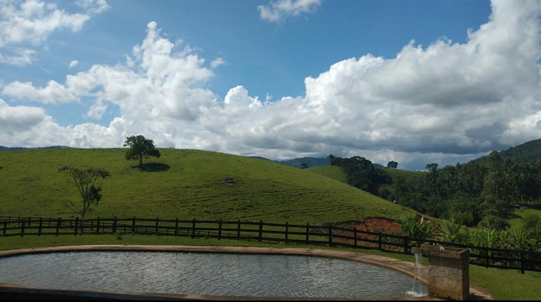 Fazenda com casa sede, casa de caseiro, grande lago, pastagens | Extrema - MG | código 905