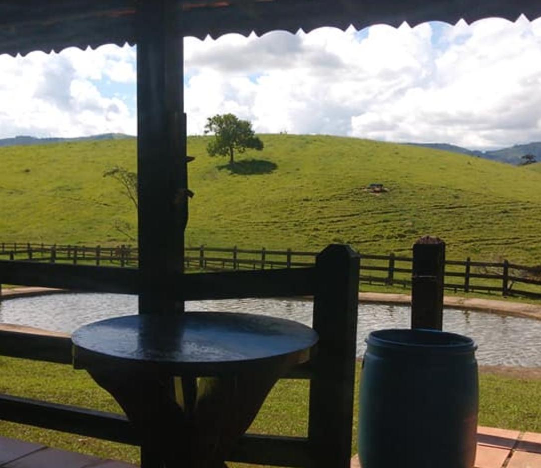 Fazenda com casa sede, casa de caseiro, grande lago, pastagens | Extrema - MG | código 905