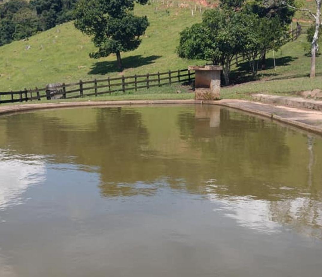 Fazenda com casa sede, casa de caseiro, grande lago, pastagens | Extrema - MG | código 905