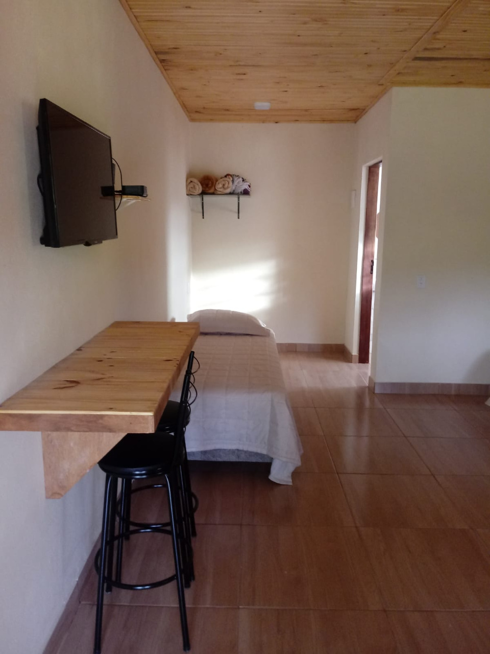 Sítio Casa sede 2 quartos grandes + 3 chalés + lago + córrego | Munhoz - MG  | código 972