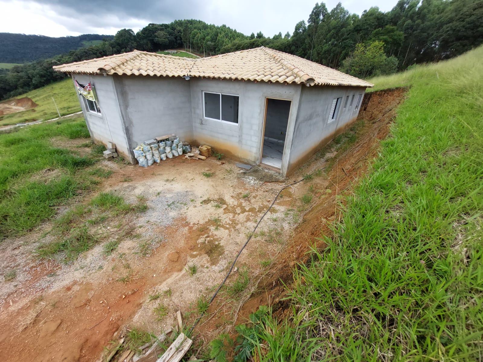 Chácara, casa com 3 quartos sendo 1 suíte, ótimo local | Toledo - MG  | código 985