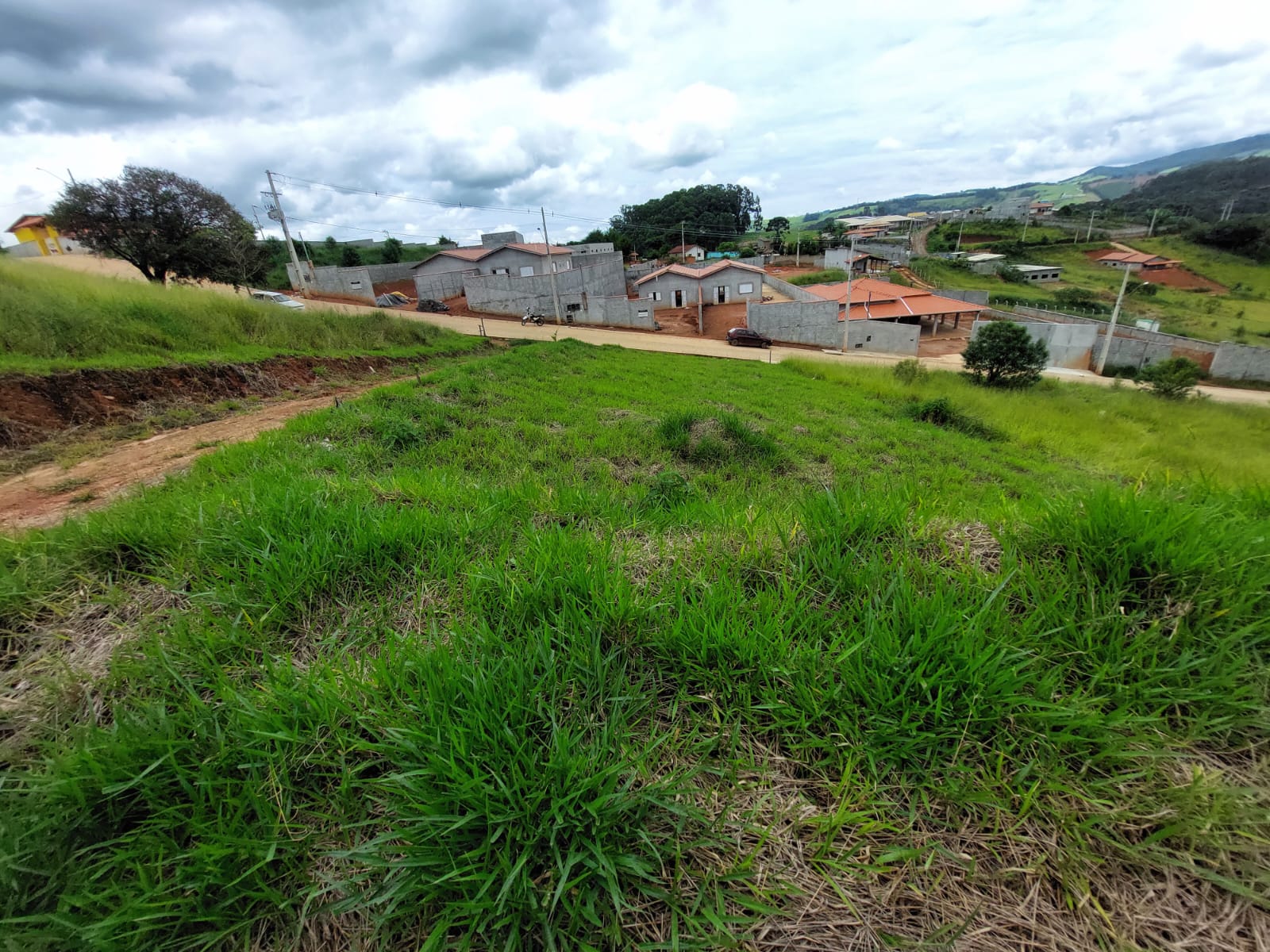 Chácara, casa com 3 quartos sendo 1 suíte, ótimo local | Toledo - MG  | código 985