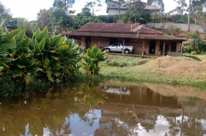 Chácara com lago, casa com 4 quartos, pomar. 1 km da cidade  | Toledo - MG  | código 996