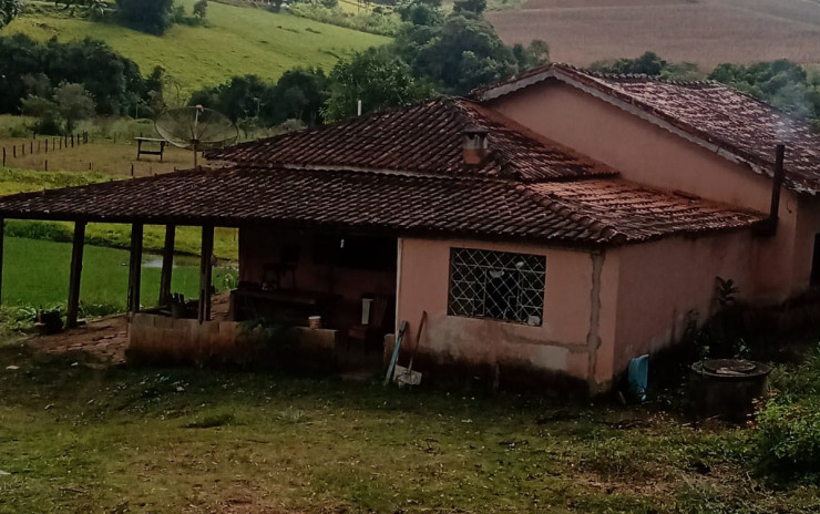 Chácara com lago, casa com 4 quartos, pomar. 1 km da cidade  | Toledo - MG  | código 996