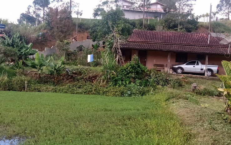 Chácara com lago, casa com 4 quartos, pomar. 1 km da cidade  | Toledo - MG  | código 996