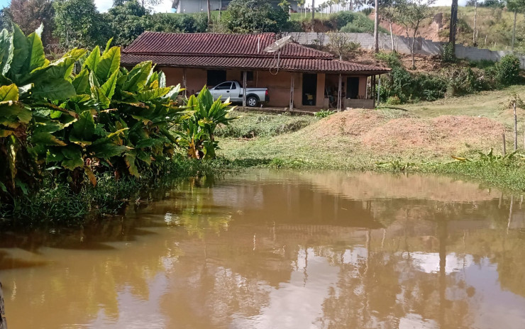 Chácara com lago, casa com 4 quartos, pomar. 1 km da cidade  | Toledo - MG  | código 996