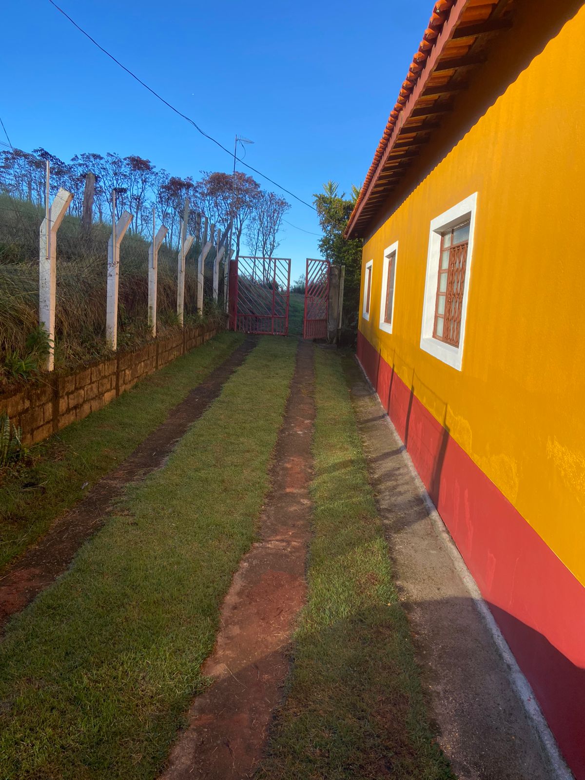 Belíssimo sítio com casa composta de 3 quarto; churrasqueira, piscina, 2 lagos de peixes em Toledo - MG  | código 1074