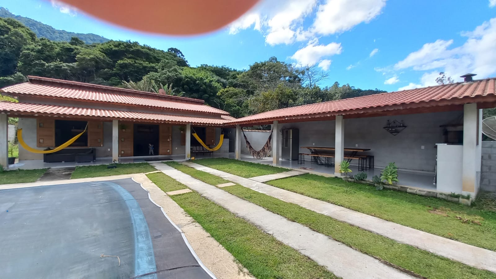 Chácara toda murada com casa, piscina, churrasqueira | Extrema - MG