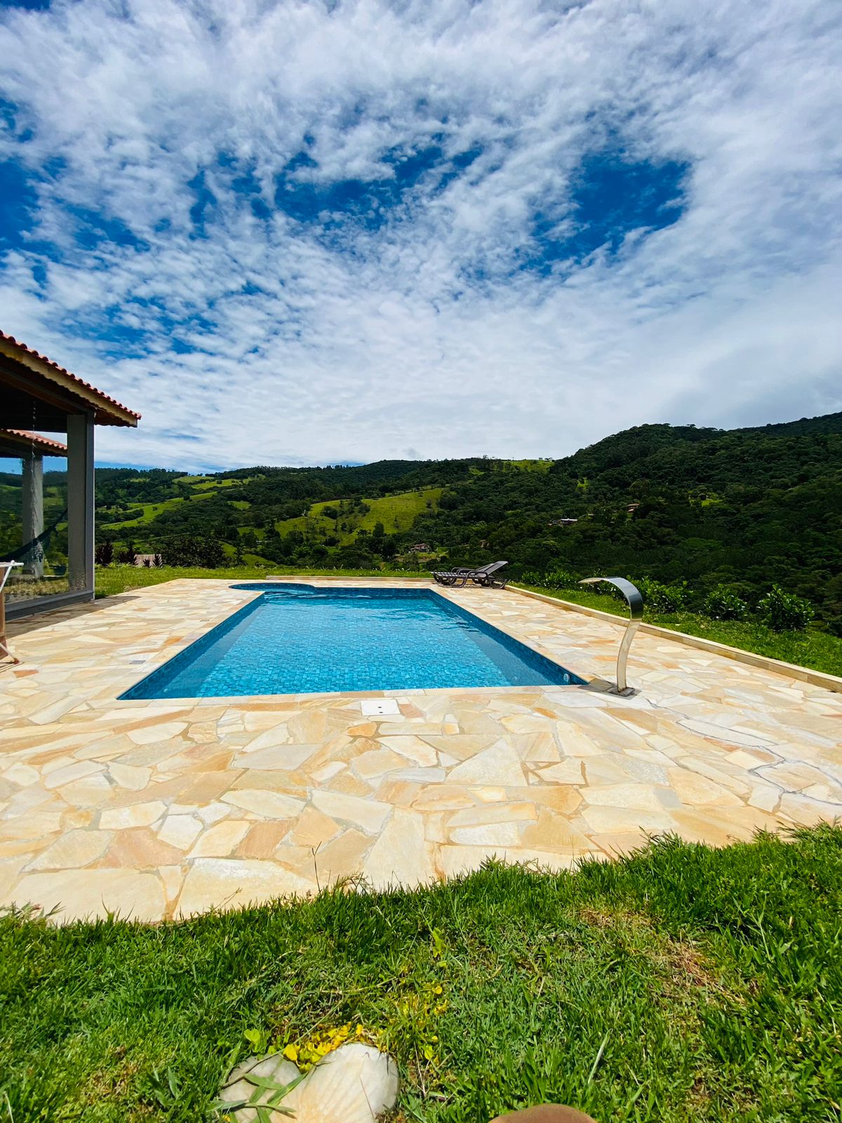 Chácara com piscina - Casa contendo: sala, Cozinha completa, área construída 149 metros | código 1059