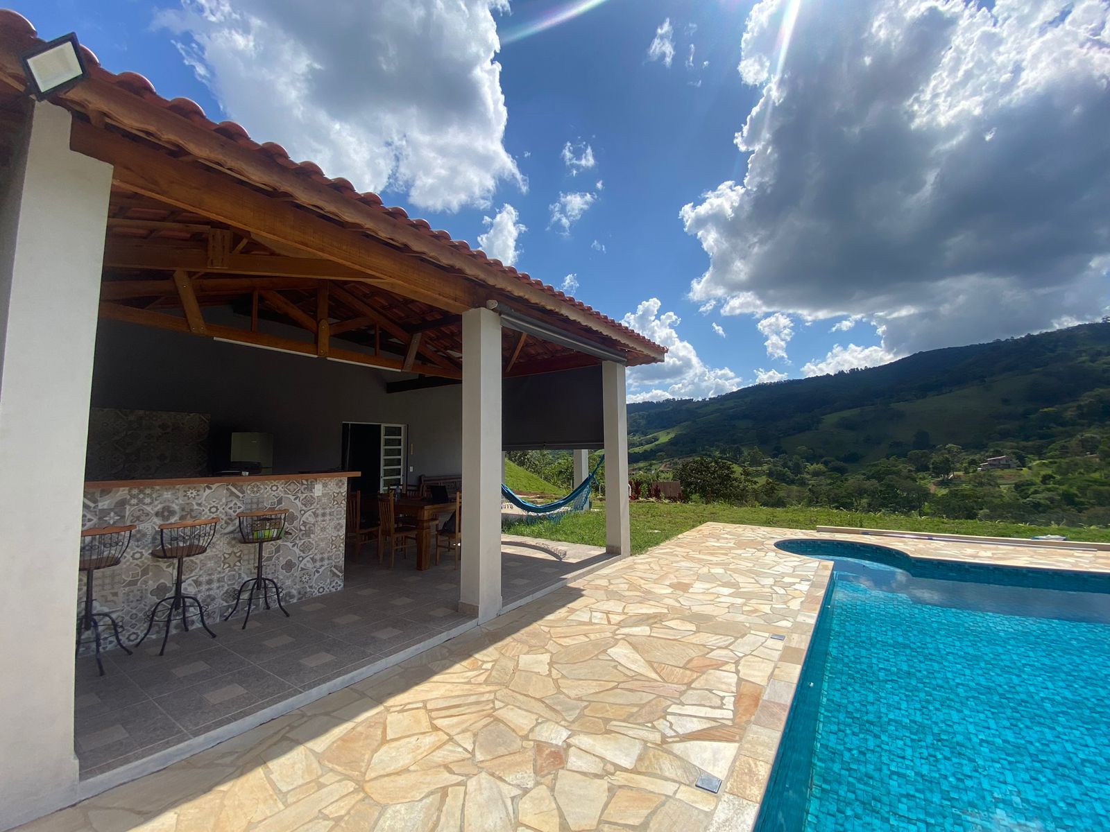 Chácara com piscina - Casa contendo: sala, Cozinha completa, área construída 149 metros | código 1059