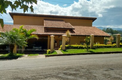 Casa - área 442 m² -  4 quartos (1 suíte com hidro), cozinha e armários planejados, sala com lareira, varanda Cód.1133