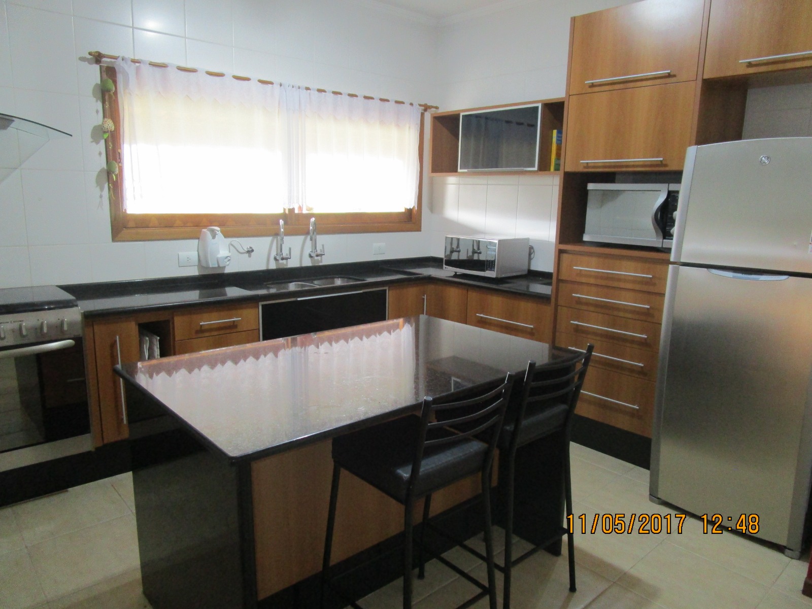 Casa - área 442 m² -  4 quartos (1 suíte com hidro), cozinha e armários planejados, sala com lareira, varanda Cód.1133