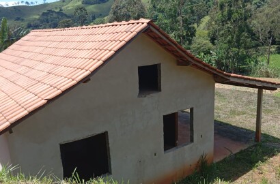 Casa nova com laje composta por 2 quartos, Sala/ cozinha, 1 banheiro social, varanda Camanducaia | MG Cód. 1138