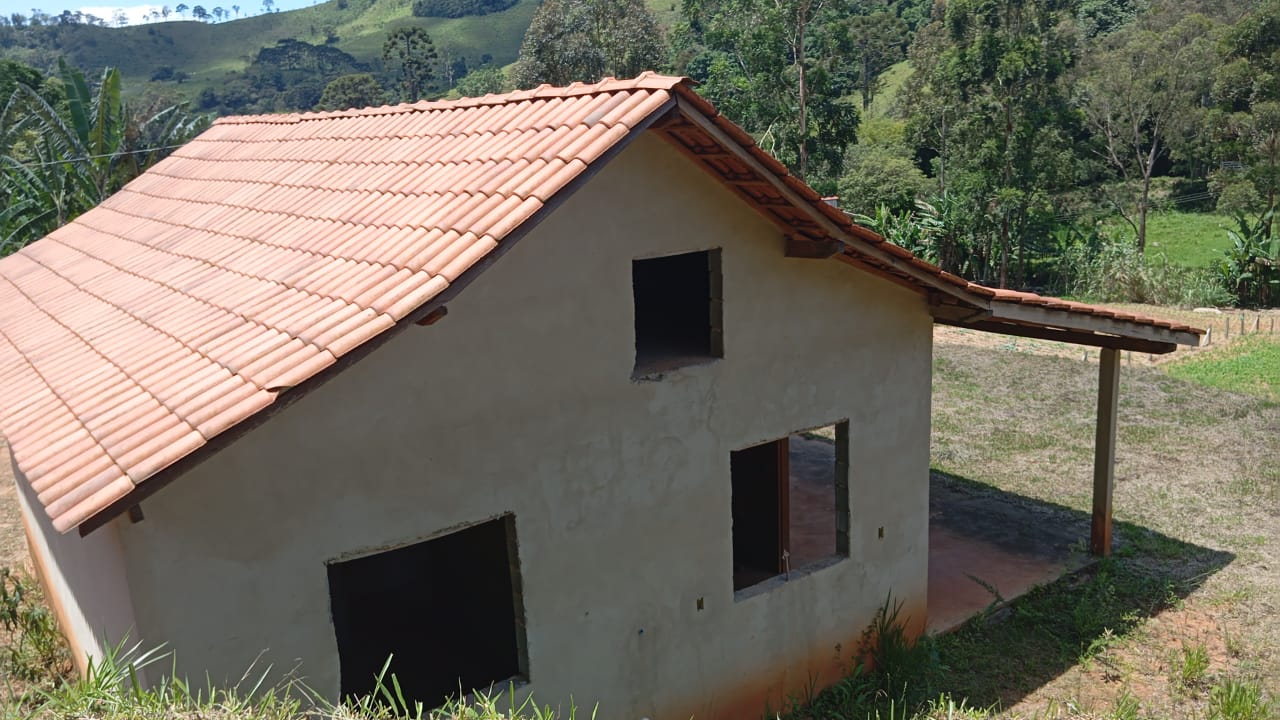 Casa nova com laje composta por 2 quartos, Sala/ cozinha, 1 banheiro social, varanda Camanducaia | MG Cód. 1138