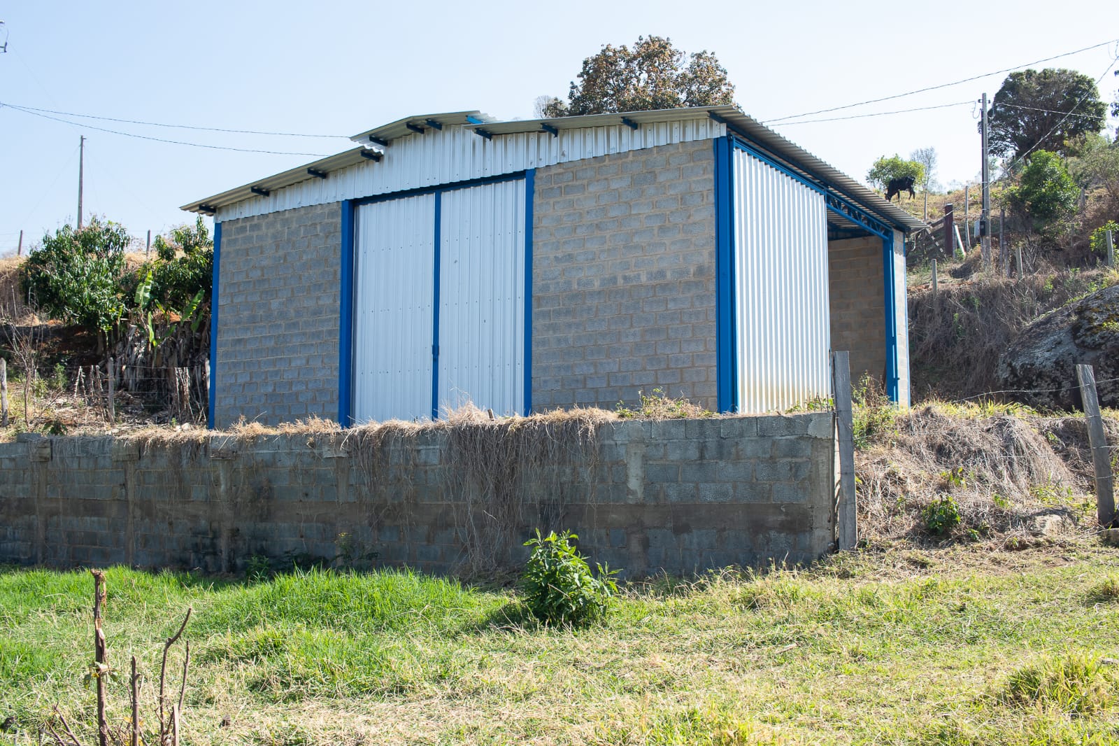 Terreno com galpão de 60 metros muito bem localizado - Munhoz MG - Cod. 1142