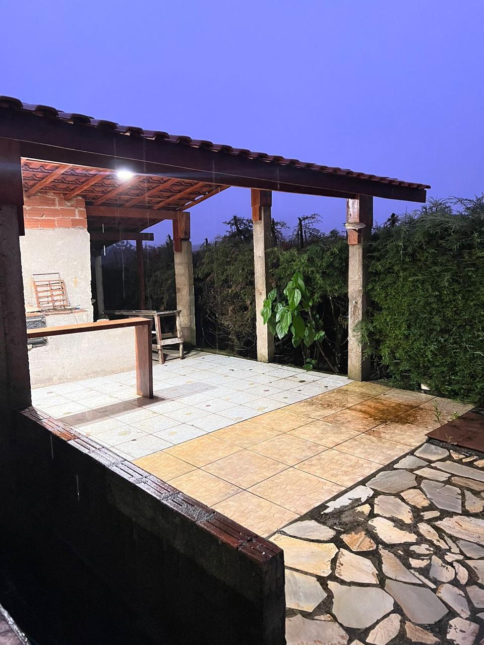 Belíssima chácara localizada em Munhoz, a 12 km da cidade com casa, piscina, pomar Cod. 1046