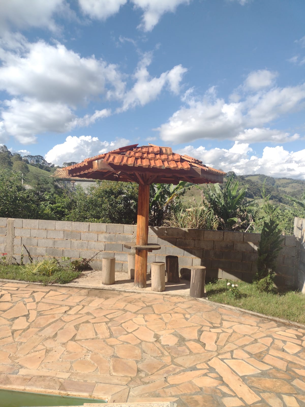 Belíssima chácara  localizado a 7 km do município de Camanducaia- MG  Área : 1.000m² Cod 1158