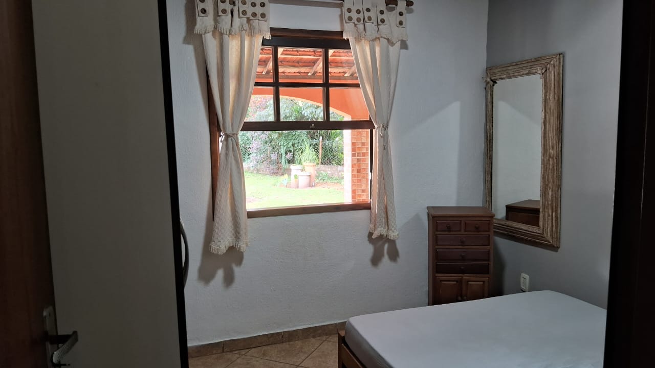 Chácara com 2 casas sendo; principal com: 3 dorm, 2 WC, sala de estar Lareira  Jantar e cozinha tudo integrado cod 1166