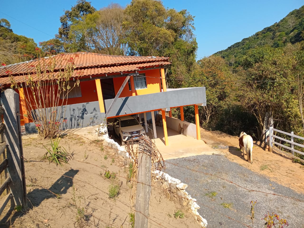 Chácara casa com 3 quartos, apenas 6 km do centro de Camanducaia e 17 km de Monte Verde cod. 1179