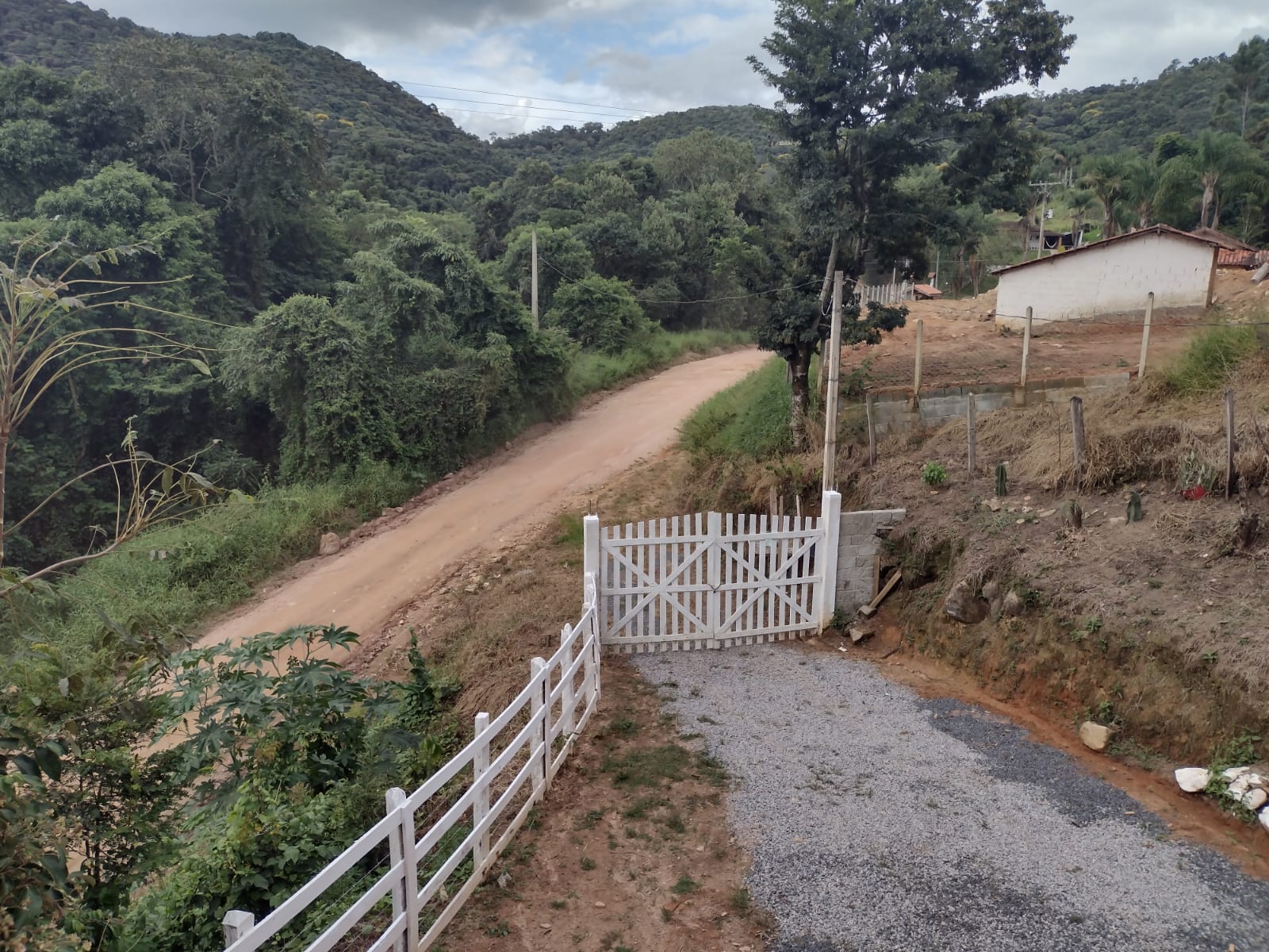 Chácara casa com 3 quartos, apenas 6 km do centro de Camanducaia e 17 km de Monte Verde cod. 1179