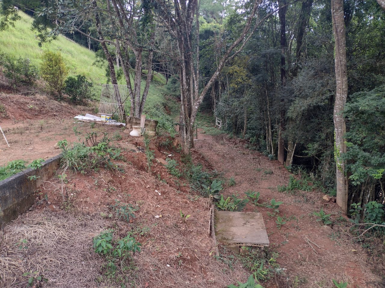 Chácara casa com 3 quartos, apenas 6 km do centro de Camanducaia e 17 km de Monte Verde cod. 1179