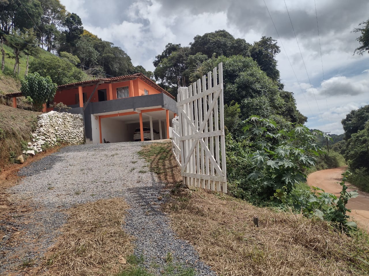 Chácara casa com 3 quartos, apenas 6 km do centro de Camanducaia e 17 km de Monte Verde cod. 1179