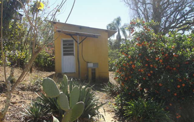 Sítio com casa, piscina, churrasqueira, pomar. localizado em Munhoz | código 256